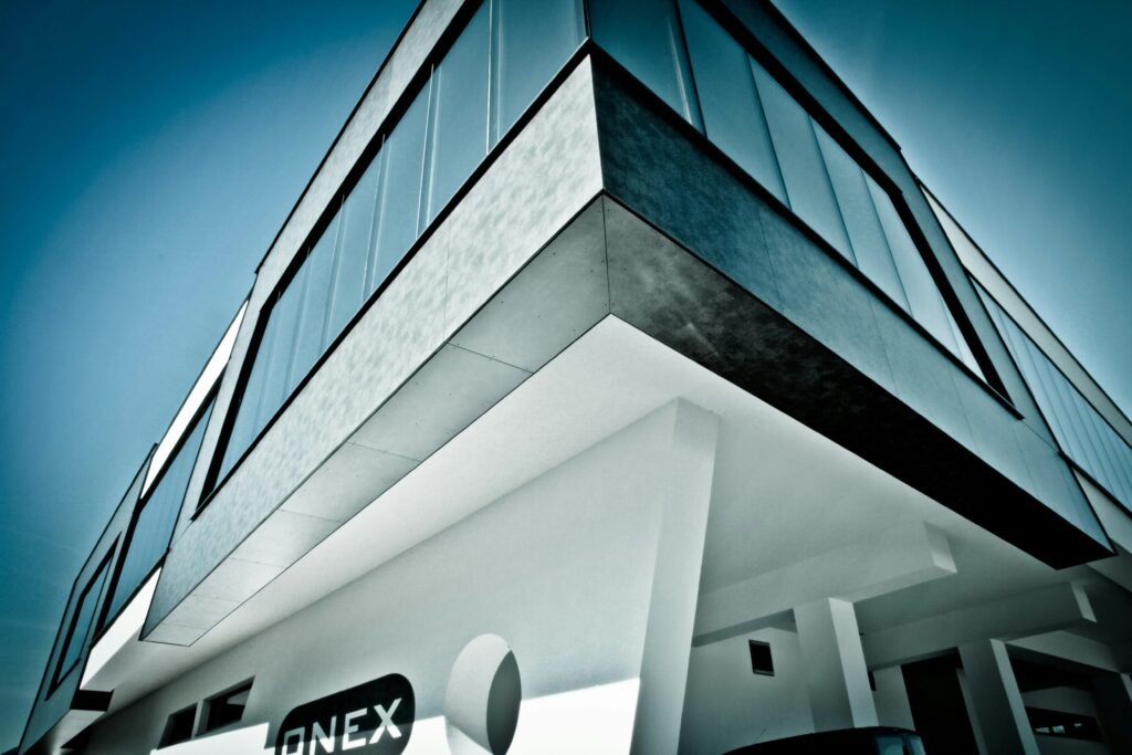 Maximizing Amex Fine Hotels and Resorts benefits in 2025, including complimentary breakfast and a room upgrade. Smart credit card strategy for business travelers.